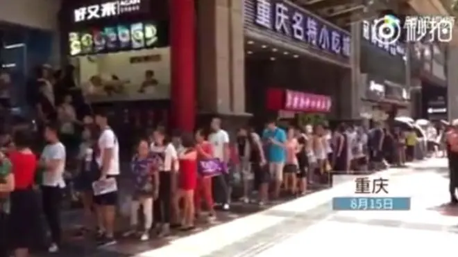 Maka orang-orang pun antri untuk mendapat bakmi kuah pedas gratisan dari Wang,