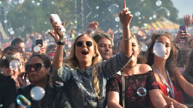 Mladi na festivalu