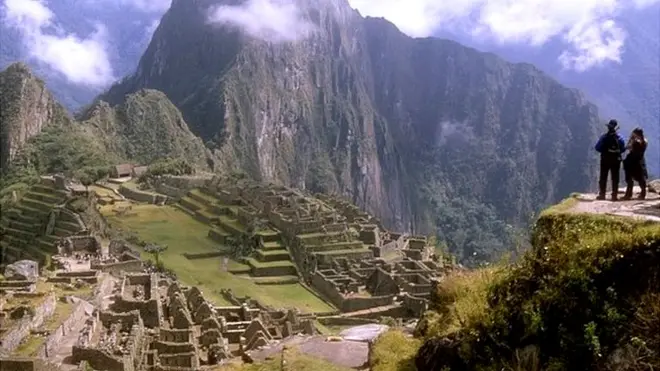 Turistas en la antigua ciudad de Machu Picchu, en Perú.