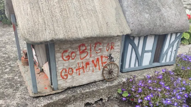 '큰 꿈을 품든가, 아니면 집으로 돌아가라'고 적힌 마굿간 모형