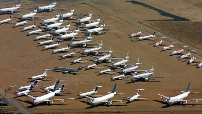 کیلیفورنیا کے ایک ہوائی اڈے پر کمرشل طیارے کھڑے ہیں
