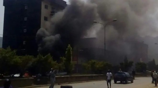La ville de Bamenda enflammée et enfumée par les manifestations.