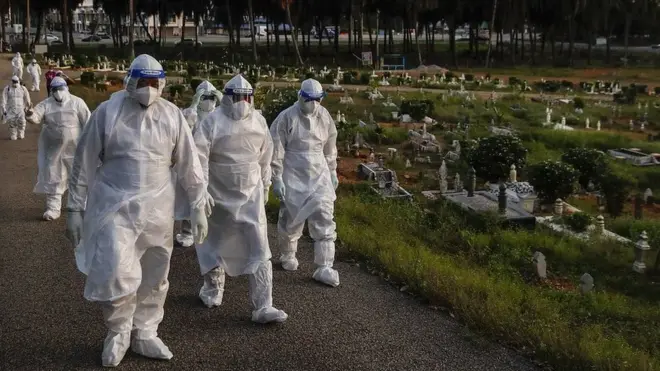 कोविड-19 से सिर्फ़ 18 महीनों में दुनिया भर के 30 लाख से ज़्यादा लोगों की मौत हो चुकी है