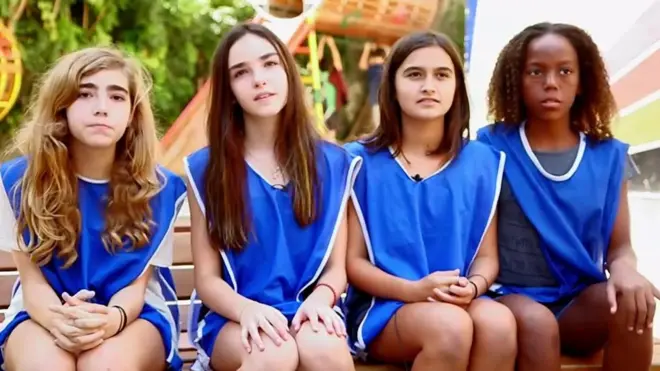 Чотири школярки в Ріо грають проти команди хлопців. Так вони доводять, що у футбол може грати кожен, незважаючи на стать.