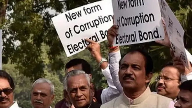 इलेक्टोरल बॉन्ड के ख़िलाफ़ प्रदर्शन करते विपक्षी दल