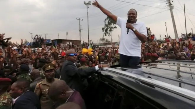 رئيس كينيا أوهورو كينياتا دعا المواطنين في وقت سابق إلى التعامل السلمي مع الأزمة