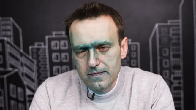 После нападения Навальный вышел в эфир в зеленкой на лице