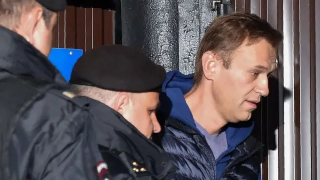 Как только Навальный покинул спецприемник, его повели в автобус, а затем доставили в отдел полиции