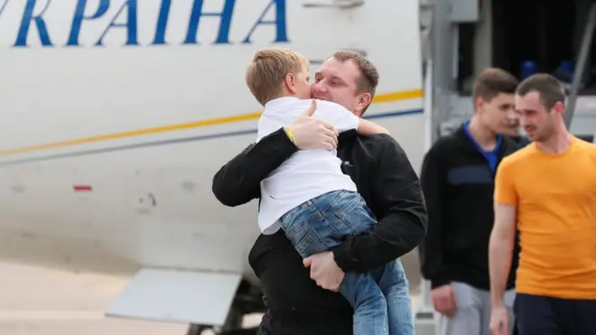 Oslobođeni Ukrajinac po izlasku iz aviona na aerodromu u Kijevu