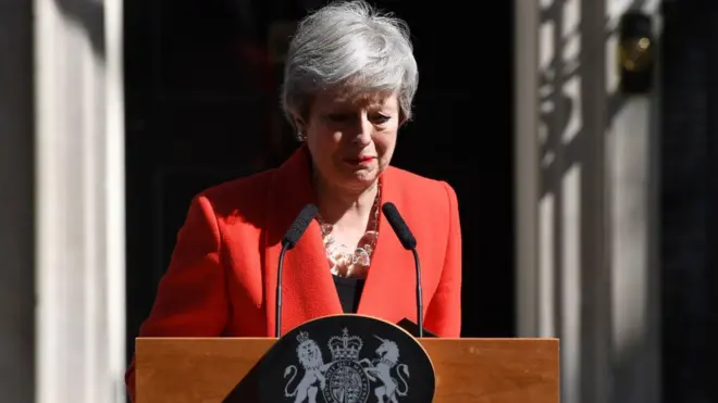 La Première ministre britannique, émue, a terminé l'annonce de sa démission en larmes.