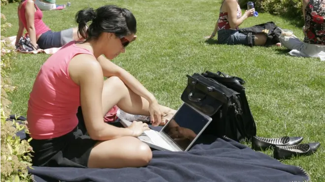 Seorang mahasiswa Universitas Quebec, Kanada, berjemur sembari mengakses komputernya. Kehidupan digital di Kanada cenderung lebih mudah di kota-kota besar, tempat pemakaian teknologi lebih tinggi dan layanan internet lebih cepat dan banyak diakses.