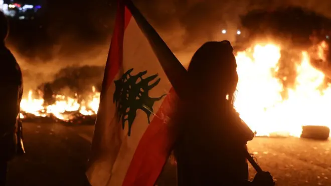 متظاهرة لبنانية
