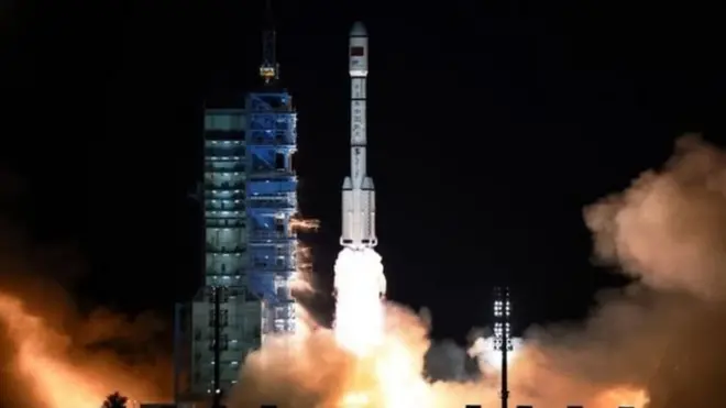 لانگ مارچ 2 ایف راکٹ کے ذریعے چین اپنے دو خلابازوں کو پیر کو اپنے خلائی مشن کے لیے روانہ کر رہا ہے