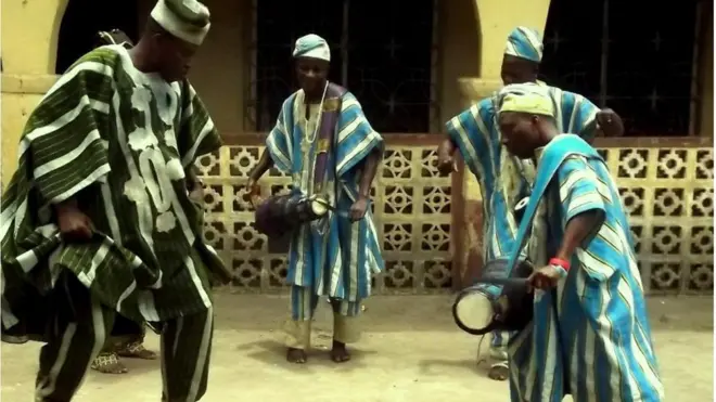 Awọn onilu Bata ati ẹnikan to n jo