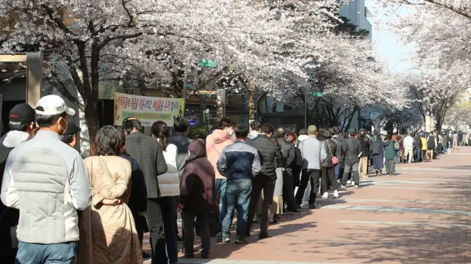 3월 25일 오전 대구 북구 침산동 소상공인시장진흥공단 대구북부센터와 연결되는 아파트 단지에 어려움을 겪는 소상공인과 자영업자들이 소상공인 정책자금 상담을 위한 번호표를 받기 위해 줄지어 차례를 기다리고 있다