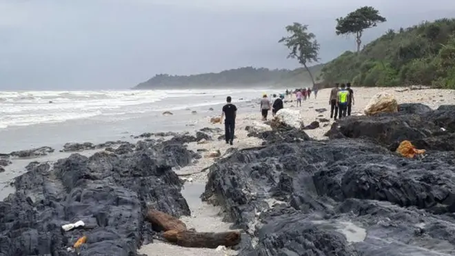 Kapal yang diperkirakan membawa sekitar 40 orang Indonesia terbalik ketika mendekati pantai di Tanjung Rhu, Johor.