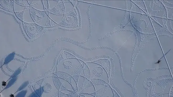 雪の上の美しい模様、雪靴とロープで描く　フィンランド