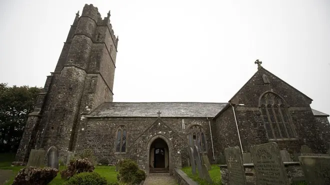 "Чемп?нг" утворю?ться в?д англ?йського слова church, або церква, та вже звичного кемп?нгу