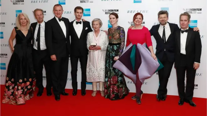 نجوم فيلم الافتتاح ومخرجه مع المديرة الفنية للمهرجان كلير ستيوارت