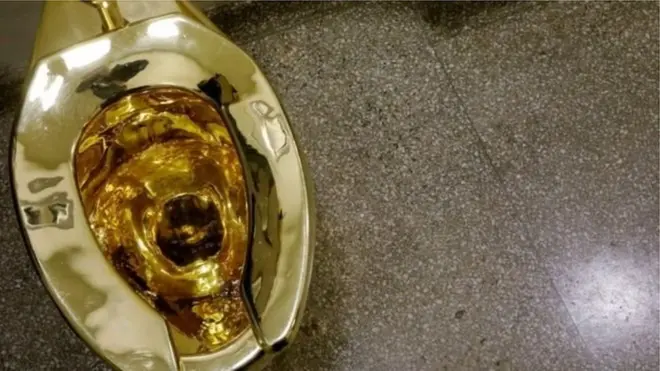 د ایټالوي هنرمند مایوریزیو په لاس جوړ کمود چې له خالص سرو زرو جوړ شوی دی