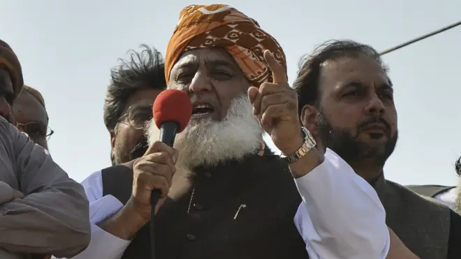 مولانا فضل الرحمان 27 اکتوبر 2019 کو کراچی میں آزادی مارچ کے آغاز پر کارکنان سے خطاب کر رہے ہیں