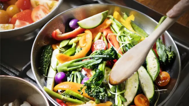 Постоји гомила начина да се искористе остаци хране - на пример, пржење непоједеног поврћа