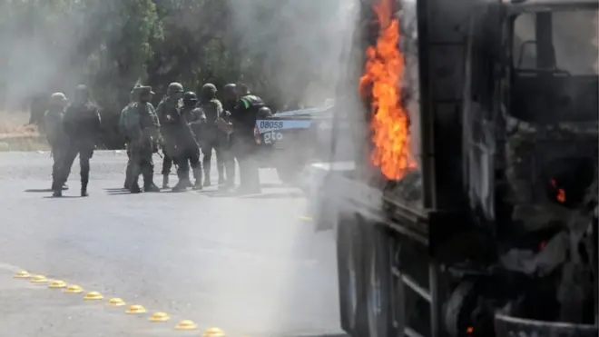 La búsqueda del líder del Cártel de Santa Rosa de Lima ha generado una respuesta violenta del grupo criminal.