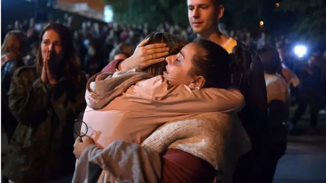 Рідні зустрічають звільнених з ЦІП на Окрестина