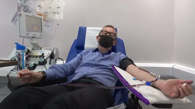 BBC医学记者弗格斯·沃尔什亲身参与实验，捐献血浆。