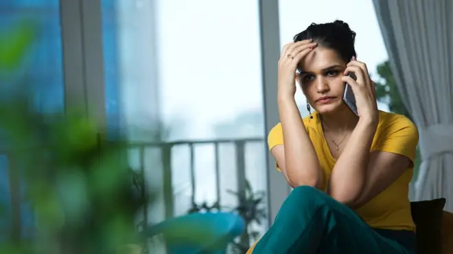 Забринута жена разговара на телефон
