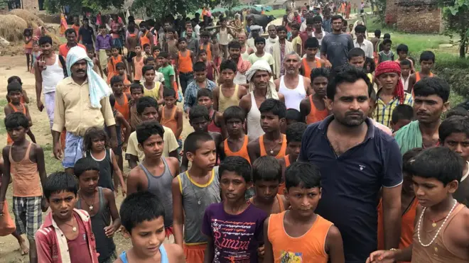 राहत सामग्री की आस में जुटे गांव के लोग