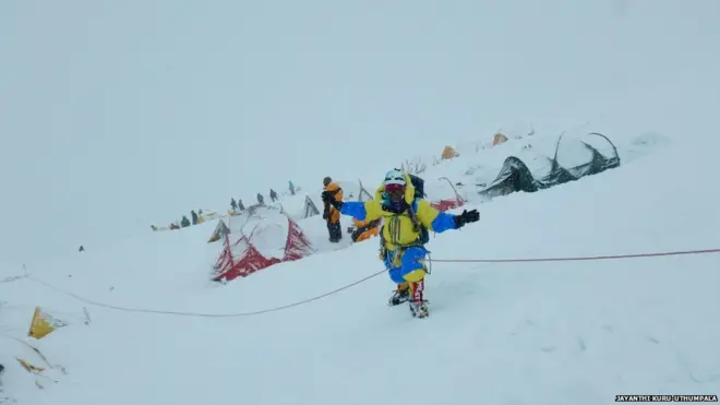 ජයන්ති කුරු උතුම්පාල එවරස්ට් කඳු මුදුන බලා යද්දී (සංරක්ෂිත ඡායාරූපයක්)