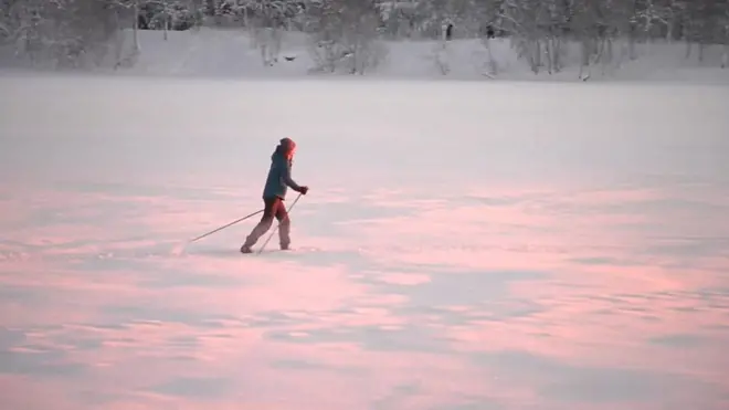 คนเดินกลางหิมะ