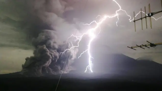 Gunung Semeru memperlihatkan aktivitas vulkanik pada Selasa (1/12), dini hari WIB.