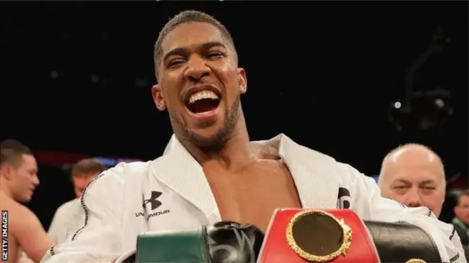 اینتھونی جوشوا میچ کے بعد فتح کا جشن مناتے ہوئے