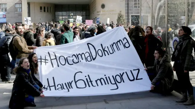 2016-cı ilin iyulunda baş verən uğursuz çevriliş cəhdindən sonra minlərlə akademikin işlərindən qovulması universitetlərdə etirazlarla qarşılanıb