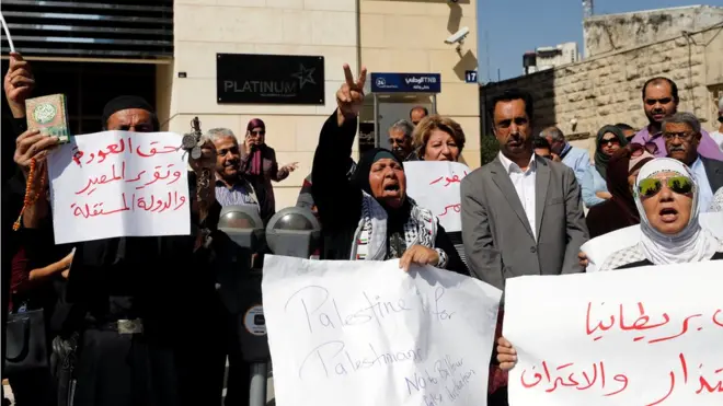 وقفة بالضفة الغربية المحتلة للمطالبة، في ذكرى وعد بلفور، بحق عودة المهجرين من فلسطين وإقامة دولة فلسطينية.