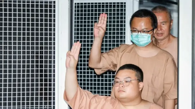 จำเลยคดีในข้อหาหมิ่นสถาบันฯ ยุยงปลุกปั่นและข้อหาอื่น ๆ ในคดีชุมนุม "19 กันยาทวงอำนาจคืนราษฎร" เดินทางมาศาลอาญาตามที่ศาลนัดคู่ความมาประชุมคดีเพื่อกำหนดประเด็นในคดีและแนวทางการสืบพยานหลักฐานในวันที่ 15 มี.ค.