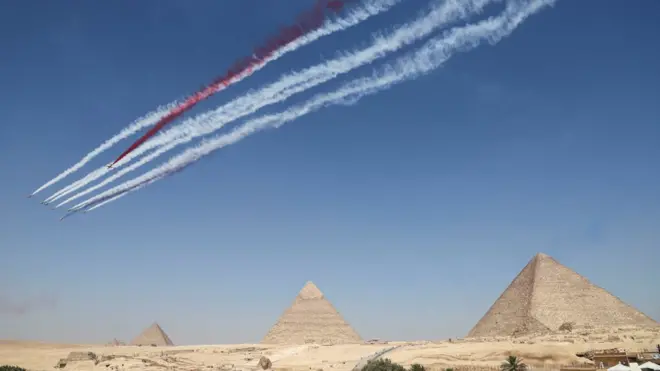 فريق الألعاب الجوية المصري سيلفر ستارز والكوري الجنوبي بلاك ايغلز، يؤدون عروضا جوية بالطائرات فوق الأهرامات بمدينة الجيزة، أثناء احتفال بإطلاق عرض الأهرامات الجوي 2022.