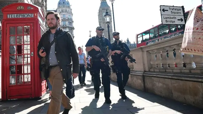 Los británicos votan tras dos recientes ataques en los que murieron 30 personas en total, en Manchester y Londres.