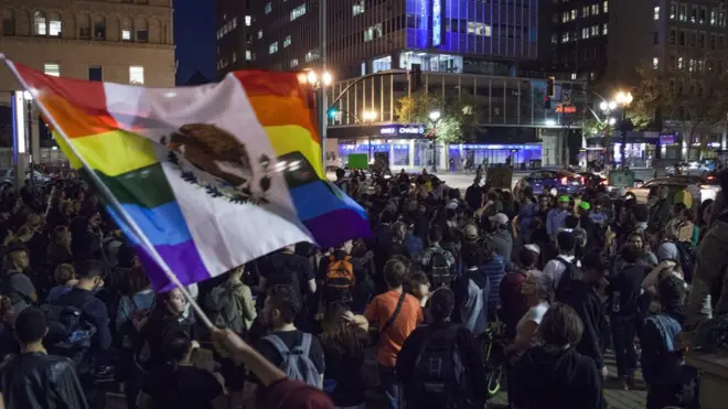 Protes menentang Donald Trump ini berlangsung di Oakland, California, pada Kamis malam (10/11).