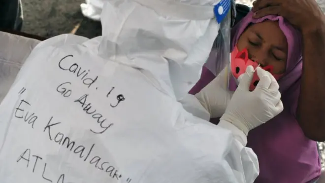 Seorang anak mengikuti tes usap (swab) di Terminal Baranangsiang, Kota Bogor, Jawa Barat, Jumat (10/07).