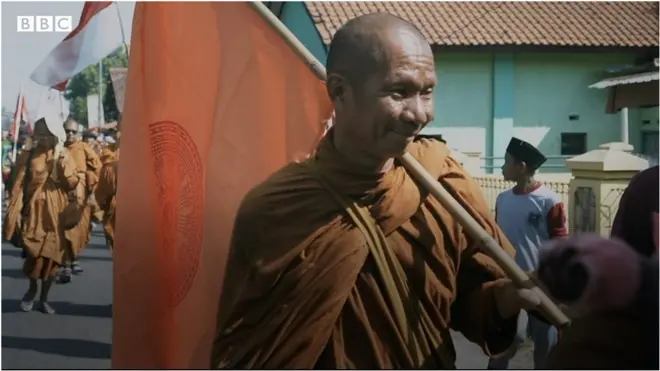 තායිලන්තයේ සිට ඉන්දුනීසියාව දක්වා කිලෝමීටර් දහස් ගණනක පාදයාත්‍රා චාරිත්‍රය