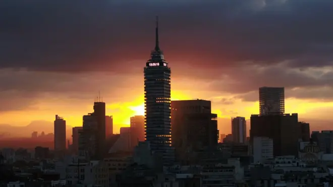 La Torre Latinoamericana fue el primer rascacielos de Ciudad de México y hoy es uno de sus edificios más simbólicos.