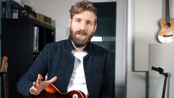 Paul también tiene una serio de videos en los que enseña a tocar acordes.