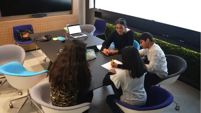 تشمل الدراسة في مؤسسة أويكاديمي موضوعات مثل التفكير بالصورة الأشمل، والاستخدام الأخلاقي للتكنولوجيا