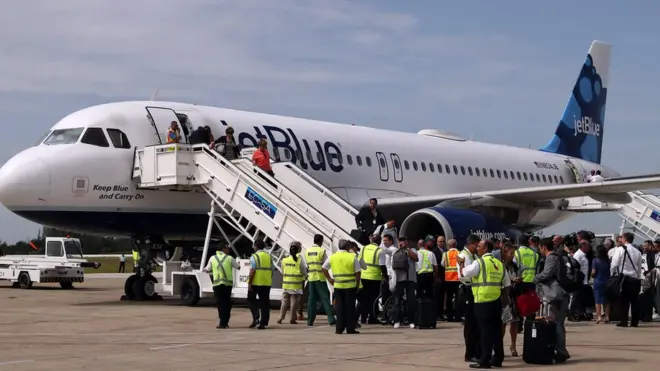 JetBlue Havayollarına ait uçak Küba'daki Santa Clara havaalanında