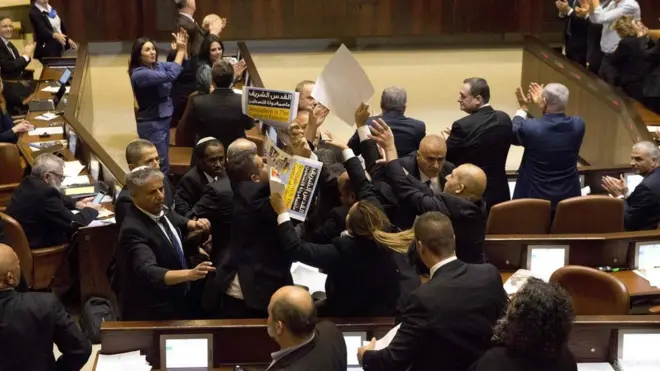 طرد نواب من الكنيست رفعوا لافتات "القدس عاصمة فلسطين"