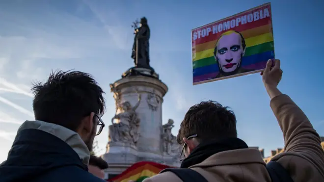 Акции протеста против преследования геев в Чечне прошли по всему миру