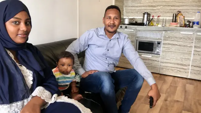 Abdel, Nasibah et leur jeune fils Youssef à la maison
